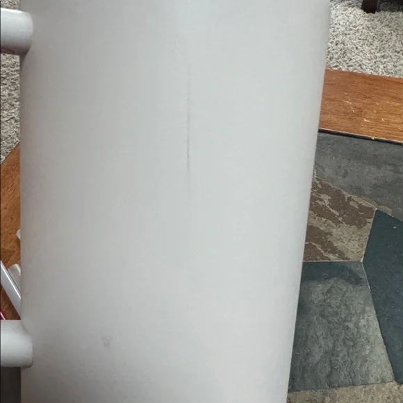 64 oz Stanley tumbler - Picture 3 of 5